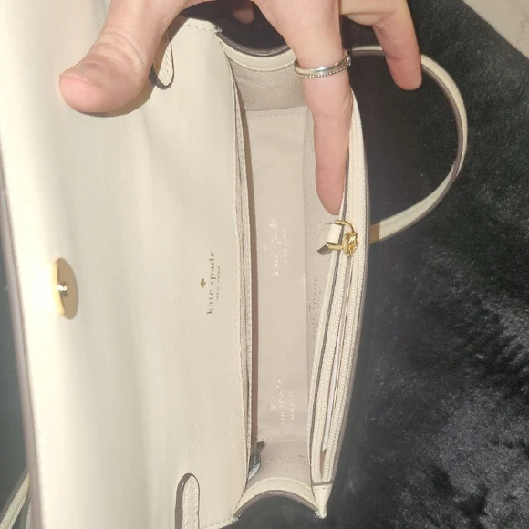 Kate Spade Cream Crossbody Bag with Gold Chain Accent - Picture 6 of 11